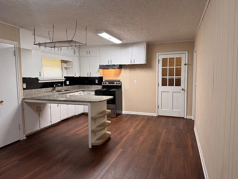 453 Foster St — Photo 8
