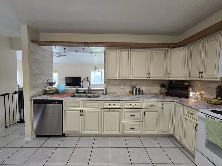 1545 Maxwell Ln — Photo 25