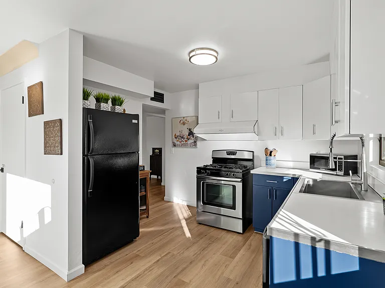 2419 E 4th St — Photo 9