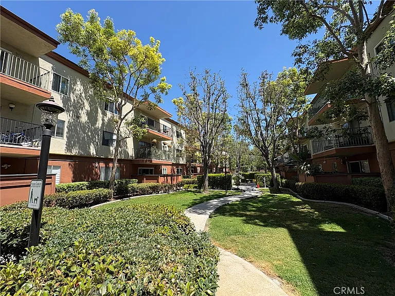 400 N Acacia Ave — Photo 21