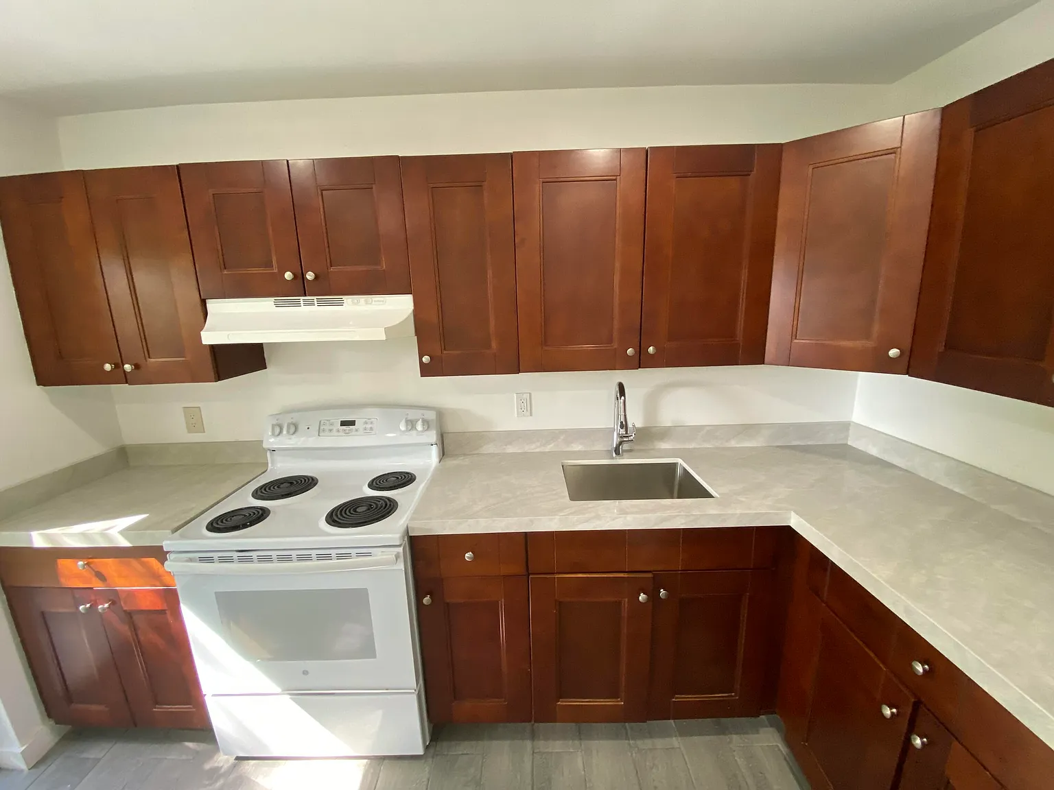 2 bed, 1.0 bath, 3554 sqft, $2,400 — Photo 1