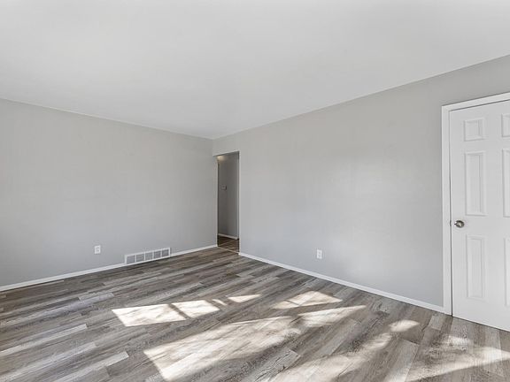 3rd image of 127 Elbring Dr
