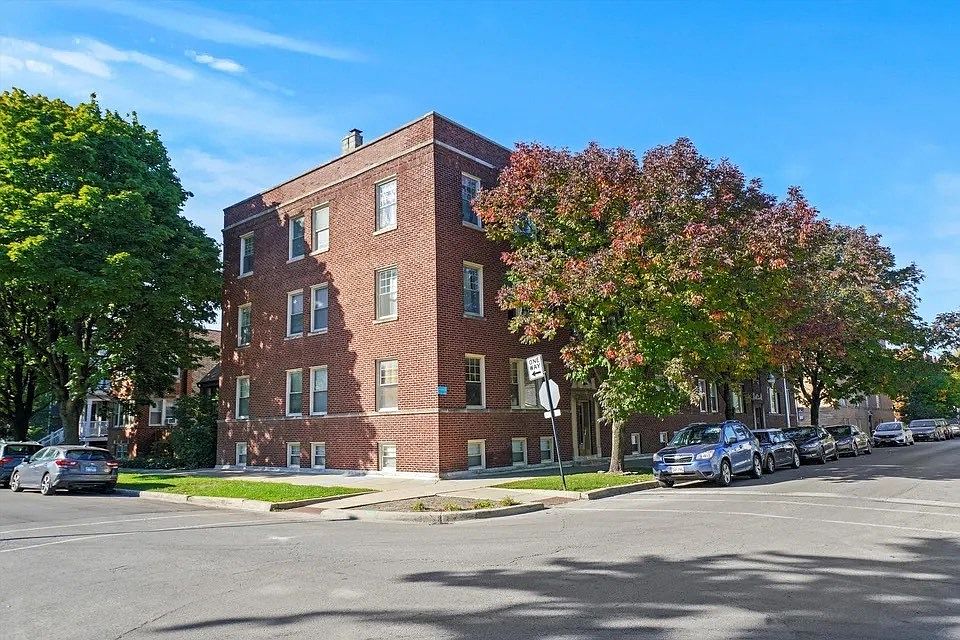 1st image of 3037 W Belle Plaine Ave #G