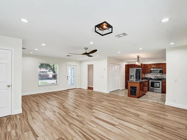 300 SW 19th Ave #0 — Photo 3