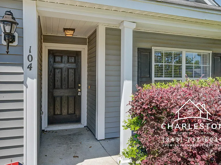 104 Wildberry Ln — Photo 2