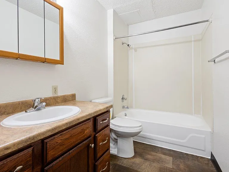 Huron Apartments — Photo 13