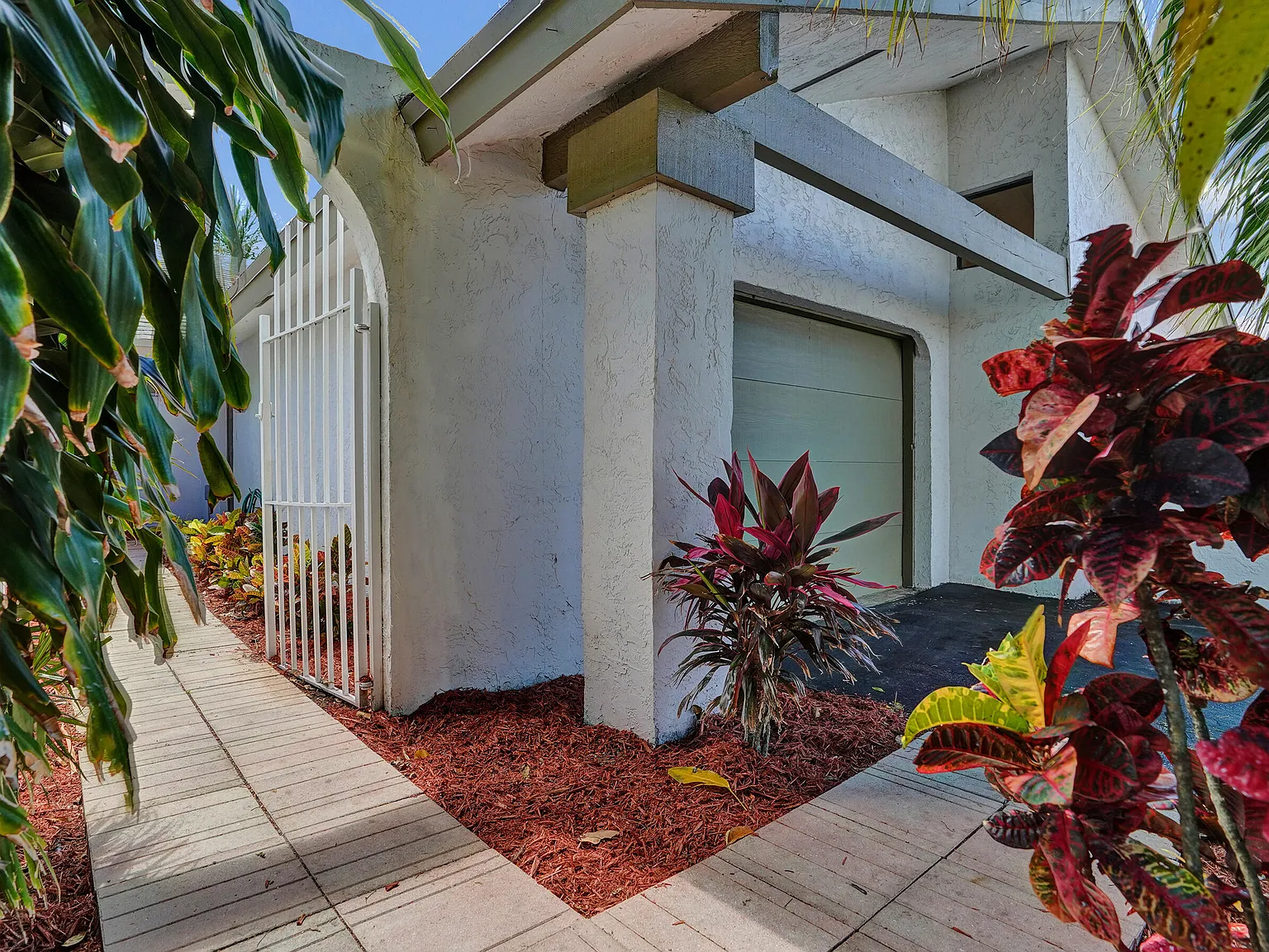 3 bed, 2.0 bath, 1533 sqft, $3,200 — Photo 2