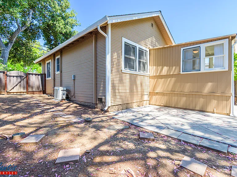 428 University Ave — Photo 13