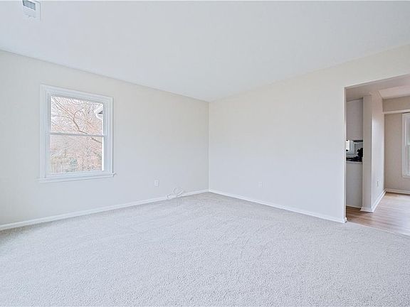 3rd image of 171 King Richard Pl