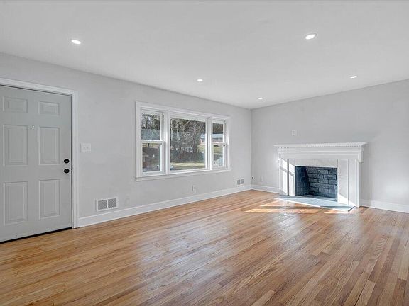 5th image of 4409 Summit Dr NW