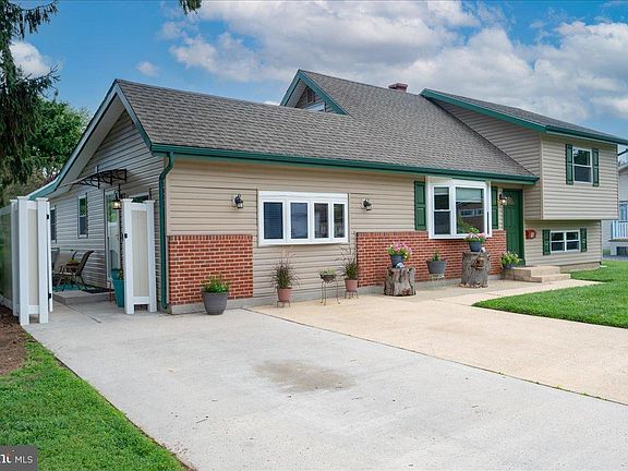 3rd image of 19 Lynch Farm Dr