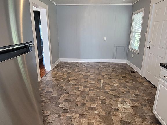 3rd image of 912 Dejarnette St