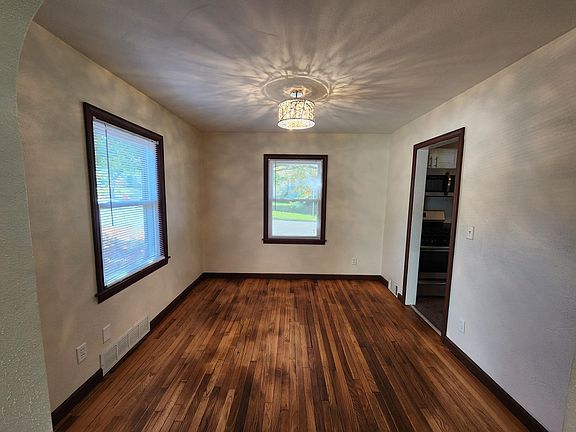 3rd image of 823 Peter Ave