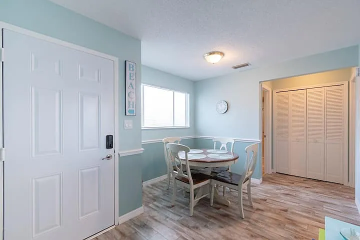 516 Beach Park Ln — Photo 9