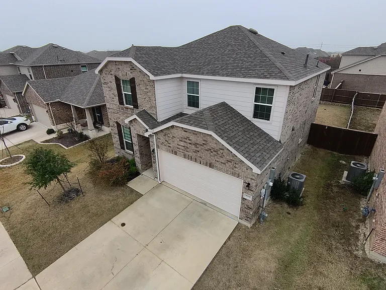 909 Cormorant St — Photo 3