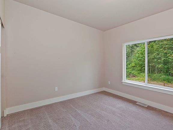 4th image of 215 SW Teal Ct