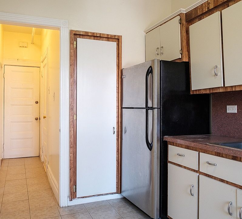 1st image of 811 Lincoln Pl #2