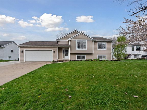 3rd image of 10789 Douglas Dr