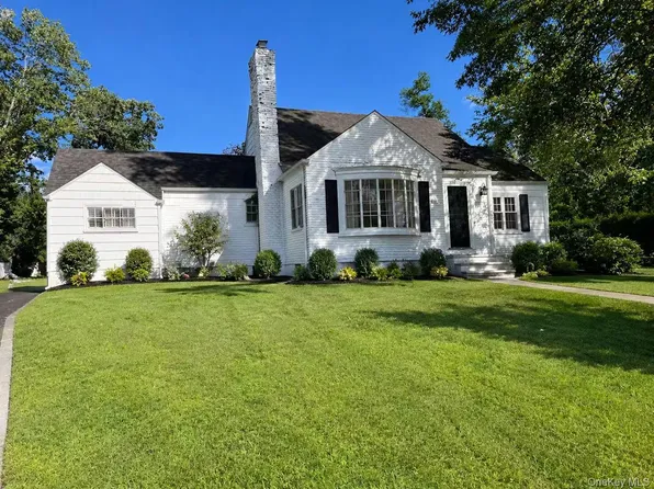68 Woodbine Road, East Hills, NY 11577