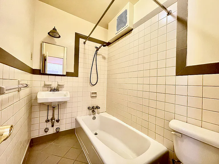 328 E 34th St #B2 — Photo 9