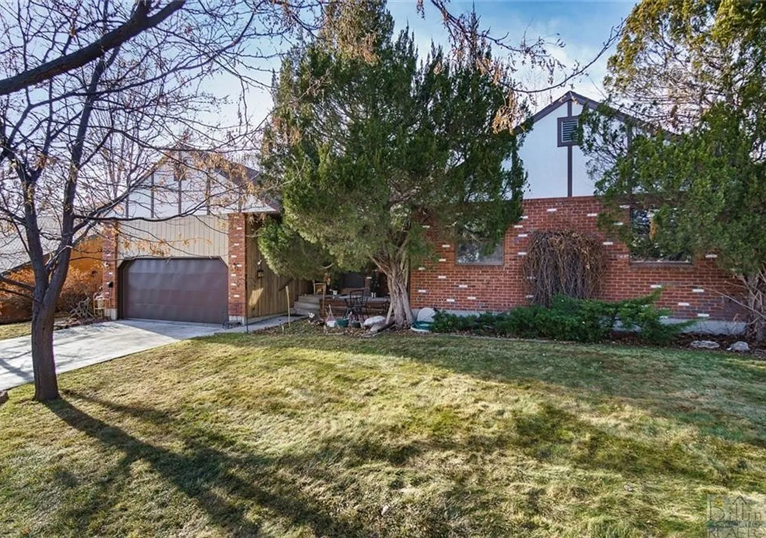 5 Bedroom 3 Bathroom West End Home on Large Lot — Photo 1