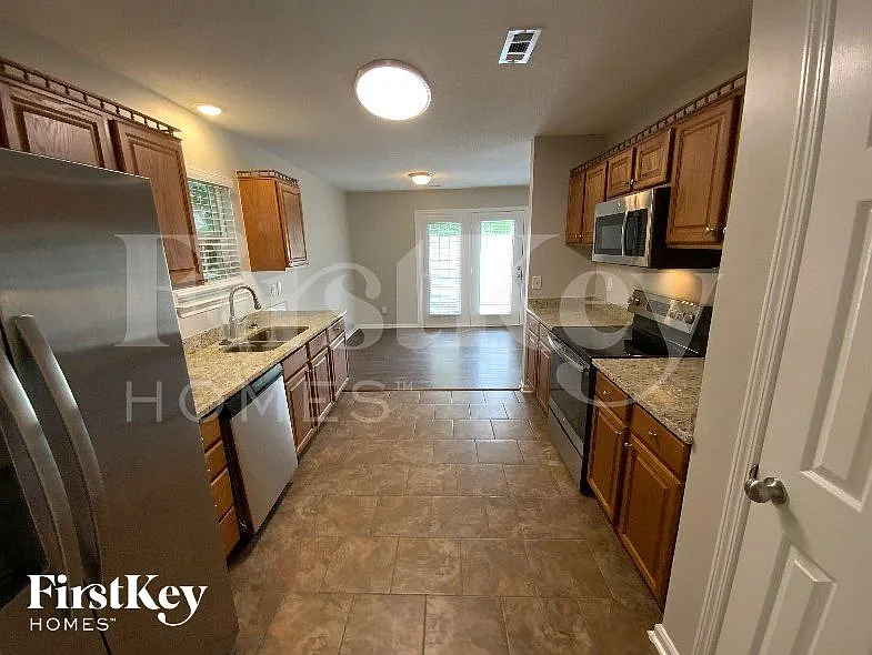 3 bed, 2.0 bath, 1694 sqft, $2,140 — Photo 4