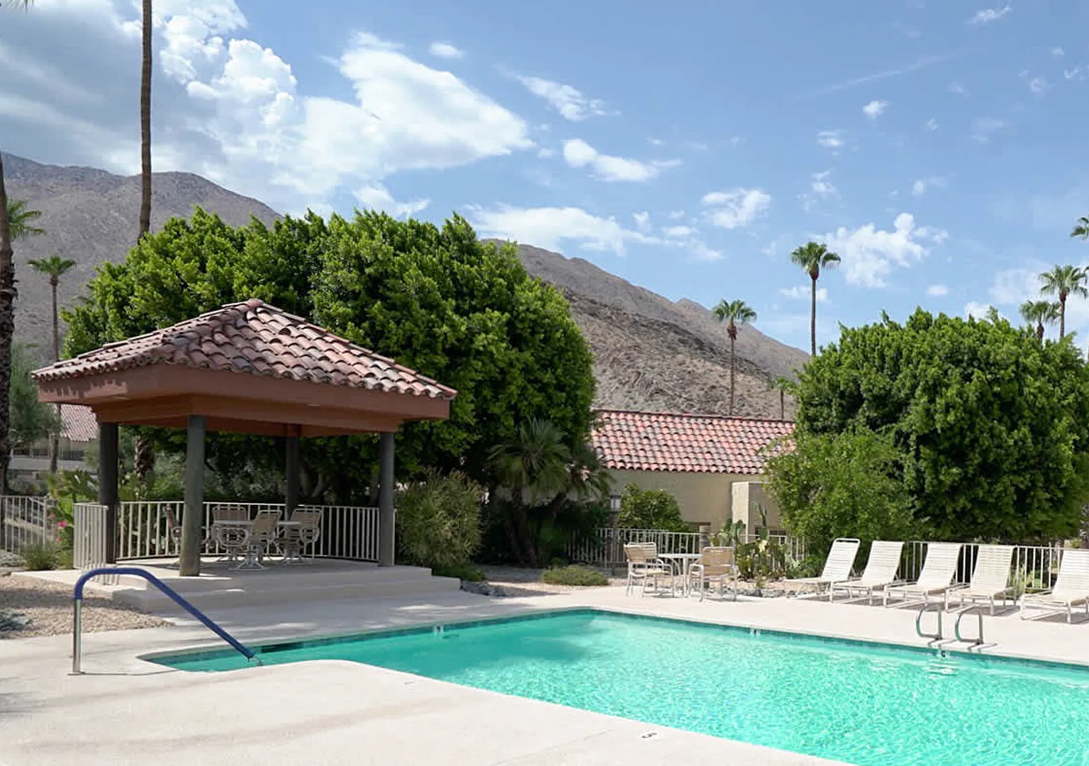 Beautifully Furnished Condo with Mountain Views — Photo 2