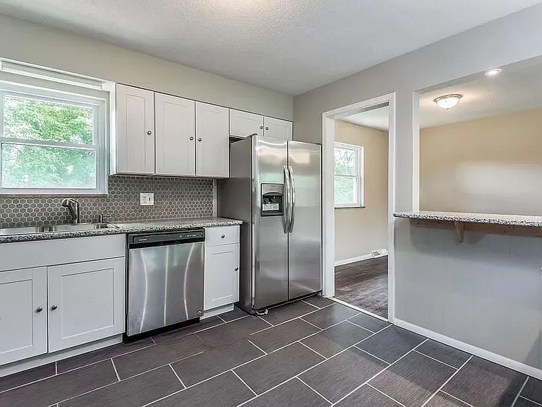 405 E Kings Gate Rd — Photo 3