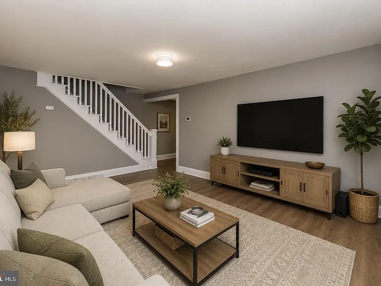 210 W Buck St — Photo 8