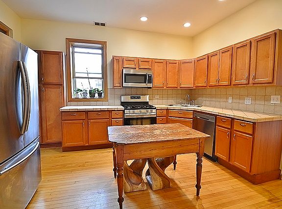 5th image of 1425 N Washtenaw Ave APT 3