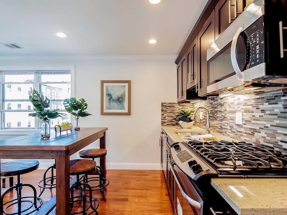 2nd image of 115 Maverick St #2