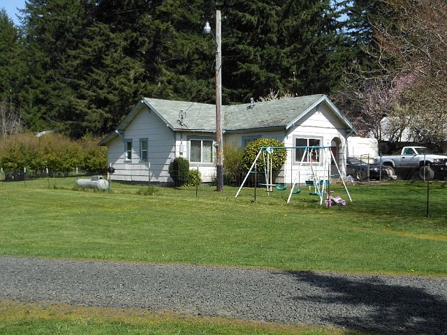 2nd image of 1121 SE Arcadia Rd