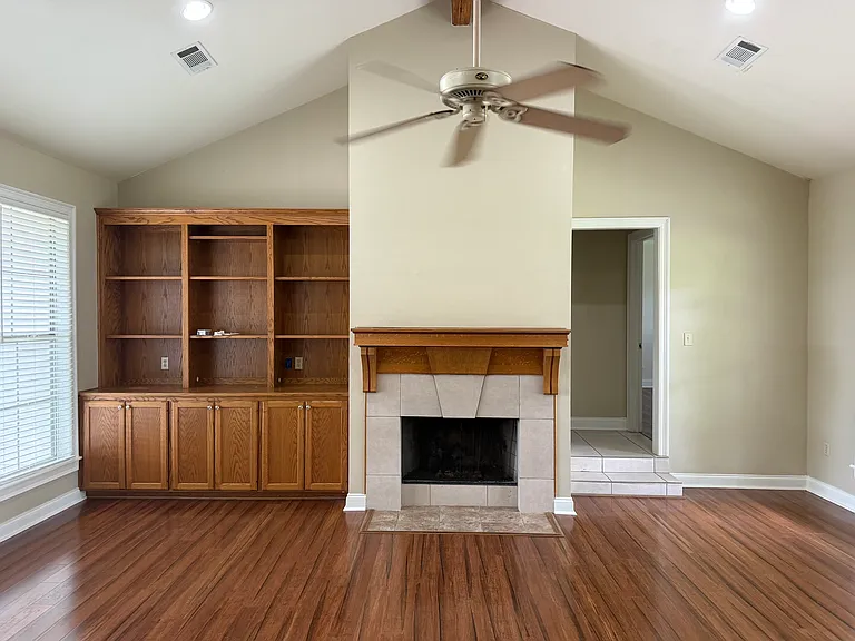 2542 Brentwood Dr — Photo 2