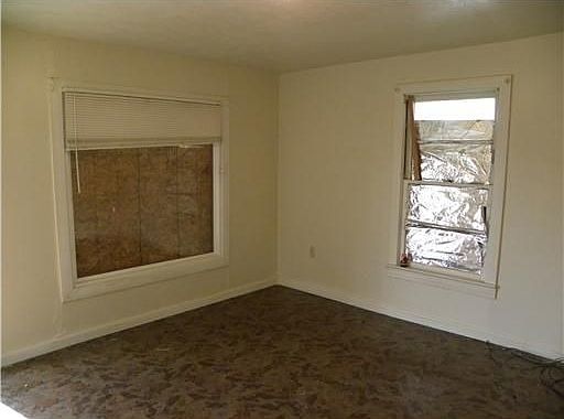 3rd image of 1221 N Prater St