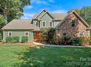 107 Berry Hill Dr, Hendersonville, NC 28791