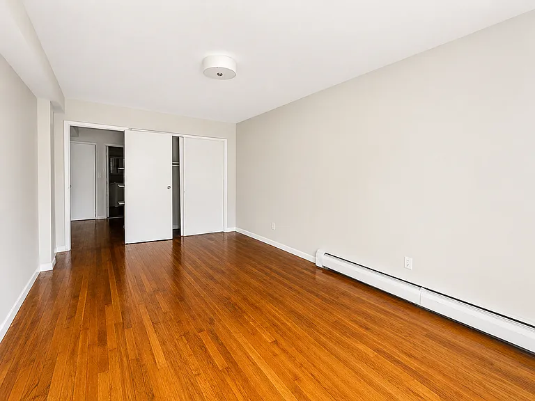 11-46 Welling Ct #3R — Photo 6