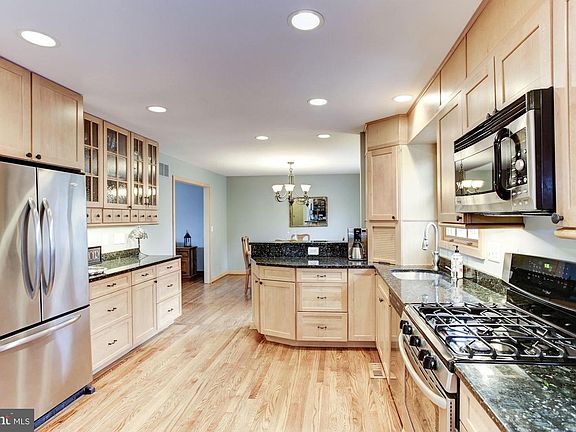 2nd image of 219 Oak Ct