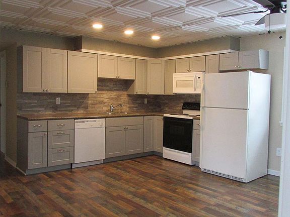 3rd image of 825 McKee Dr