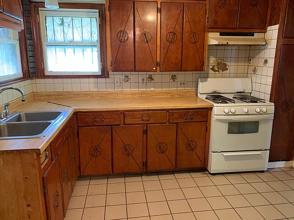 5th image of 419 Roslyn Ave