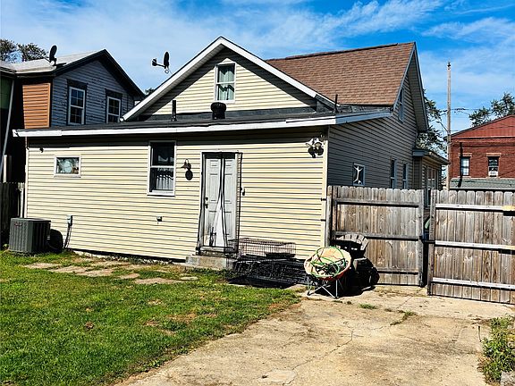 2nd image of 935 W 4th St