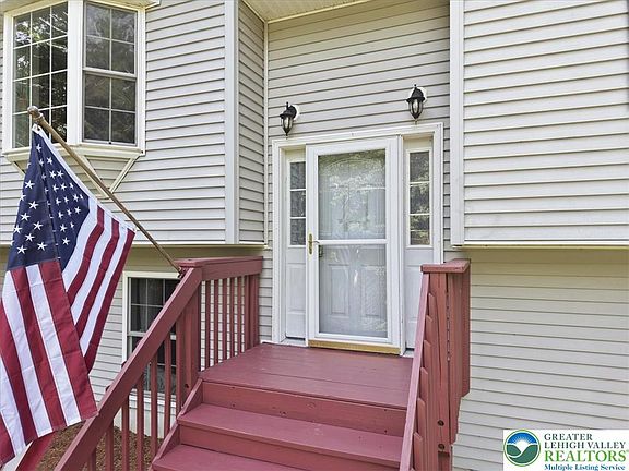 4th image of 128 Chestnut St