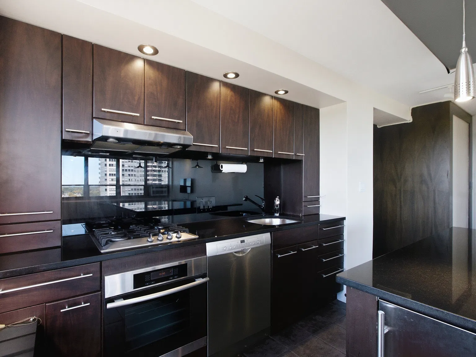 2 bed, 1.0 bath, 1000 sqft, $2,950 — Photo 2
