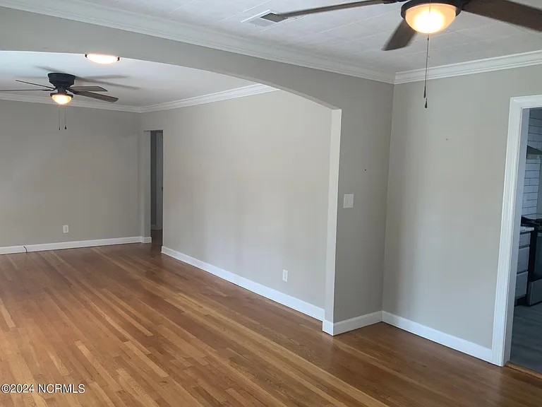 1101 N Poplar St — Photo 6