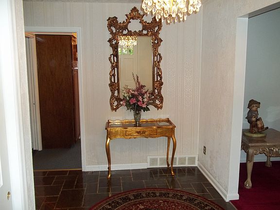 3rd image of 732 Stoneybrook Dr
