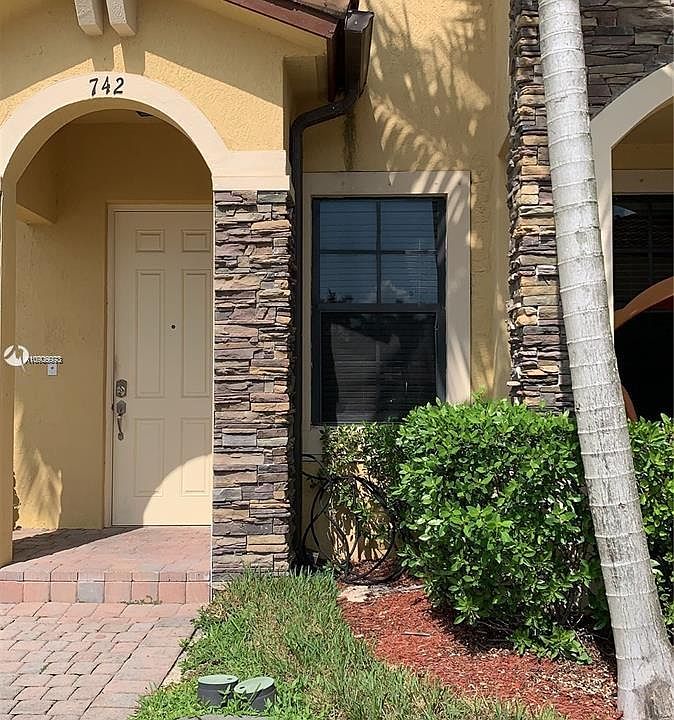 1st image of 742 SE 32nd Ave