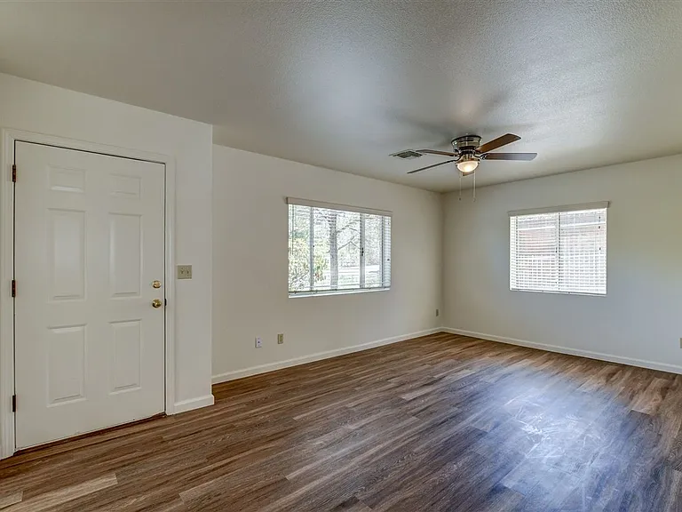 114 Bradshaw Dr — Photo 3