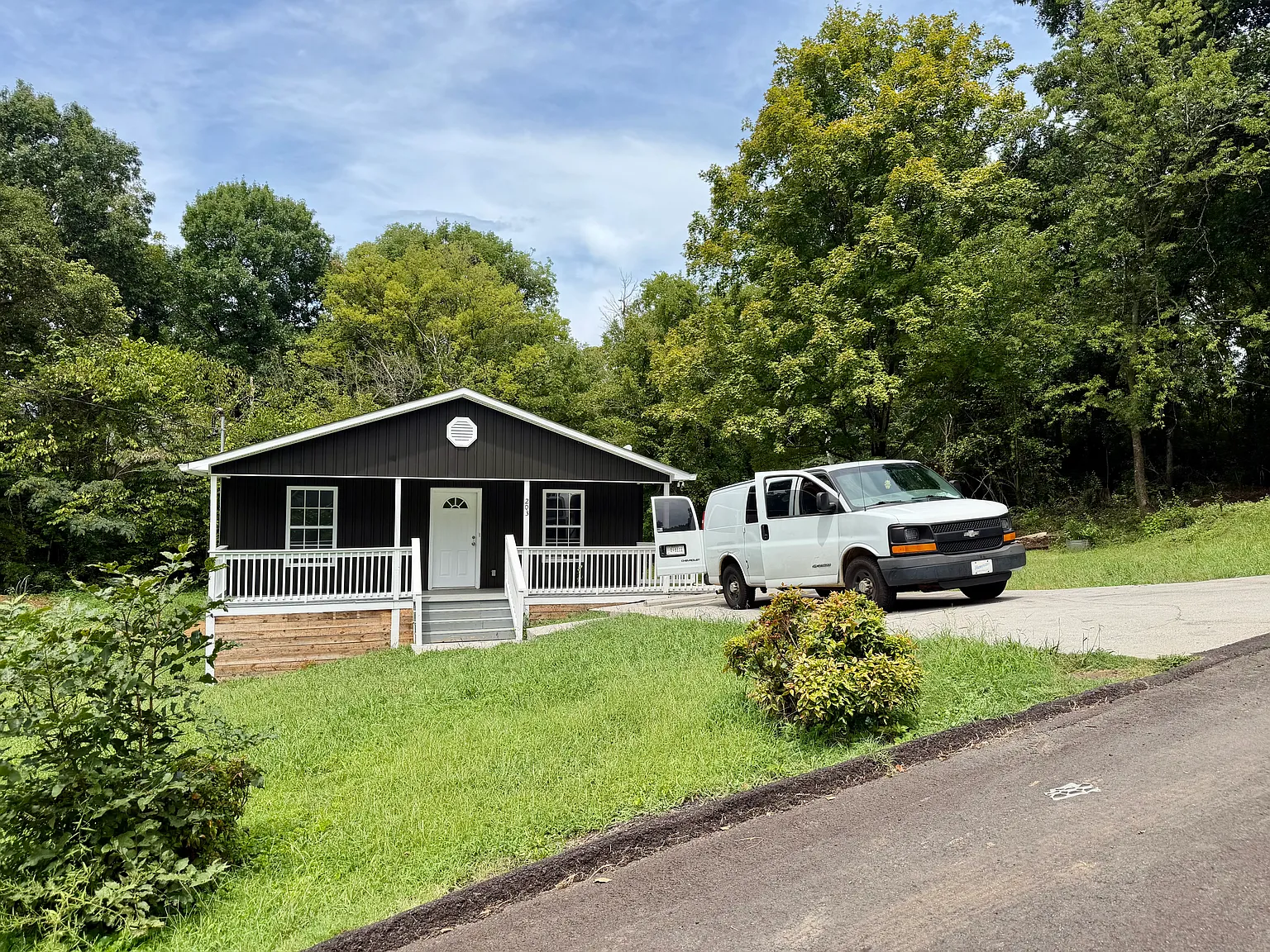 3 bed, 1125 sqft, $2,100 — Photo 2