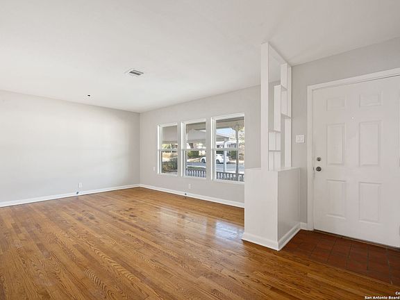 5th image of 366 Sprucewood Ln