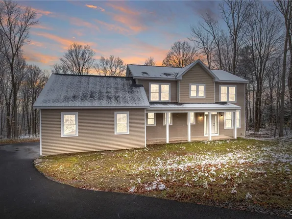 112 Topaz Trl, Syracuse, NY 13219