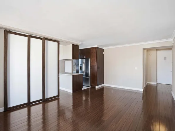 300 East 93rd Street image 4 of 23